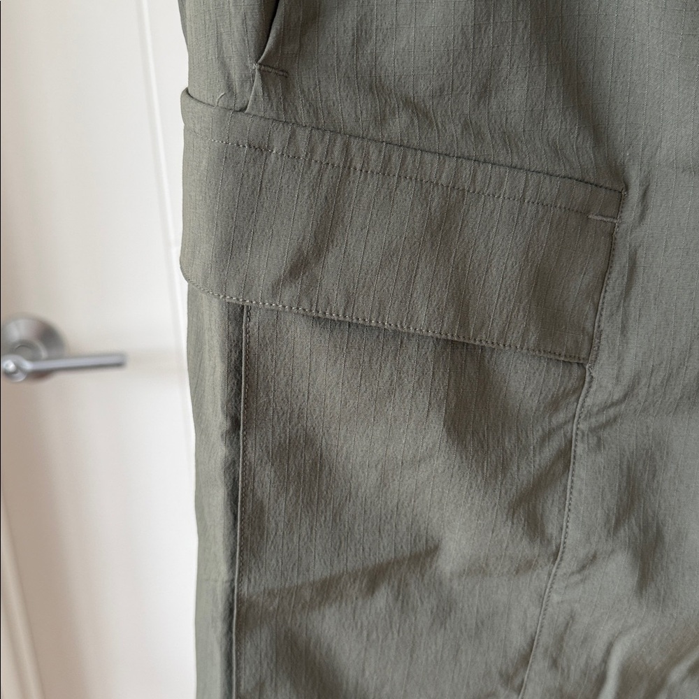 Lululemon ripstop cargo - size 30 - Picture 6 of 6